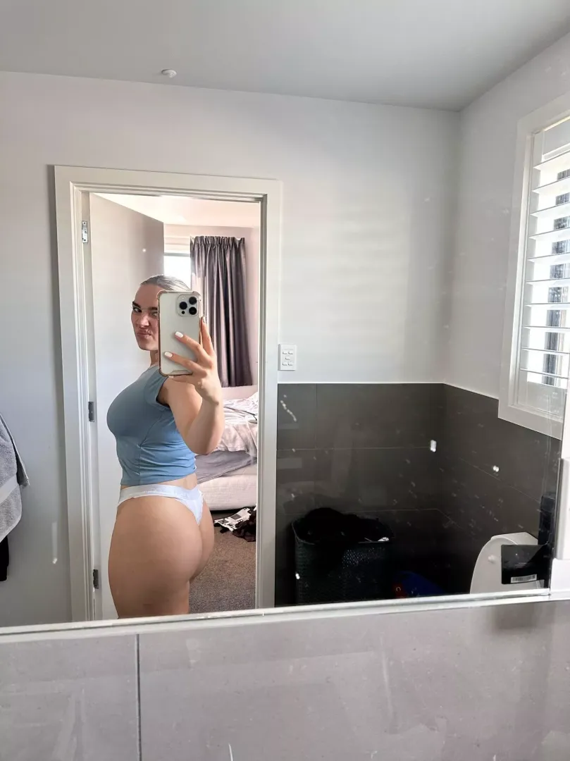 mirror selfie