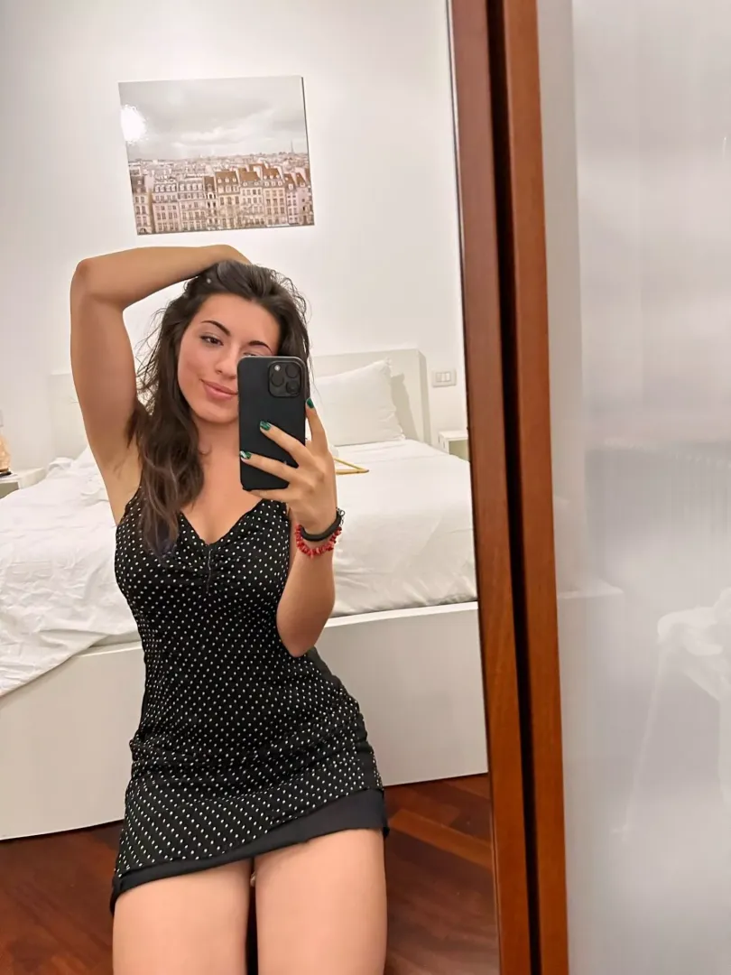 Mirror vibes: just me, my phone, and a dash of undeniable charm. F19