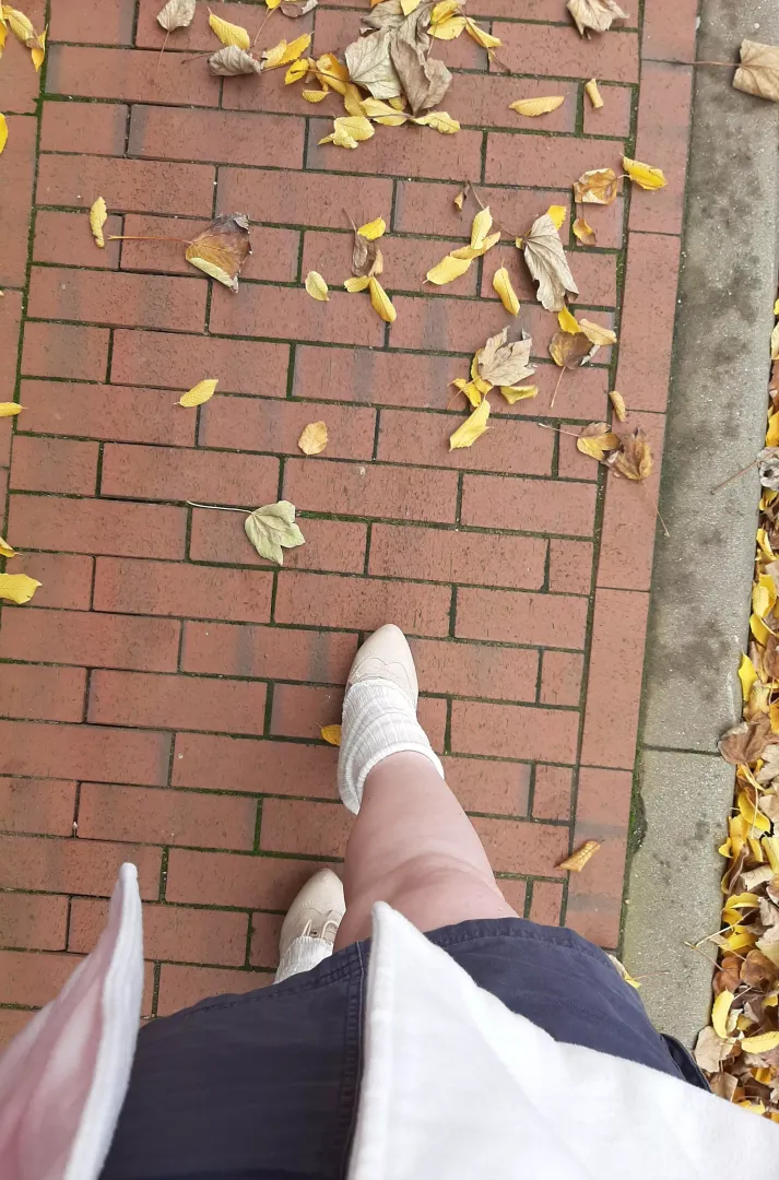 Mit kurzem Rock unterwegs. On the way with a short skirt.