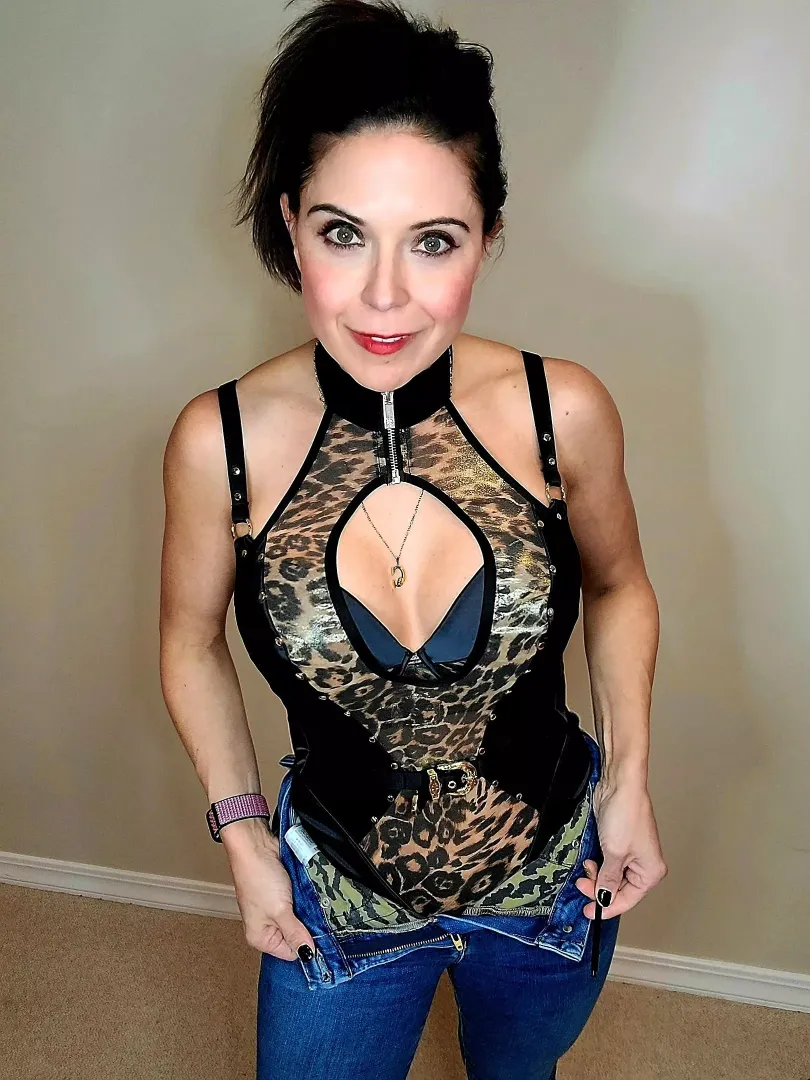 mom, 46, in my hunting gear. as you can see from my mom-face, you can trust me. now...come closer...