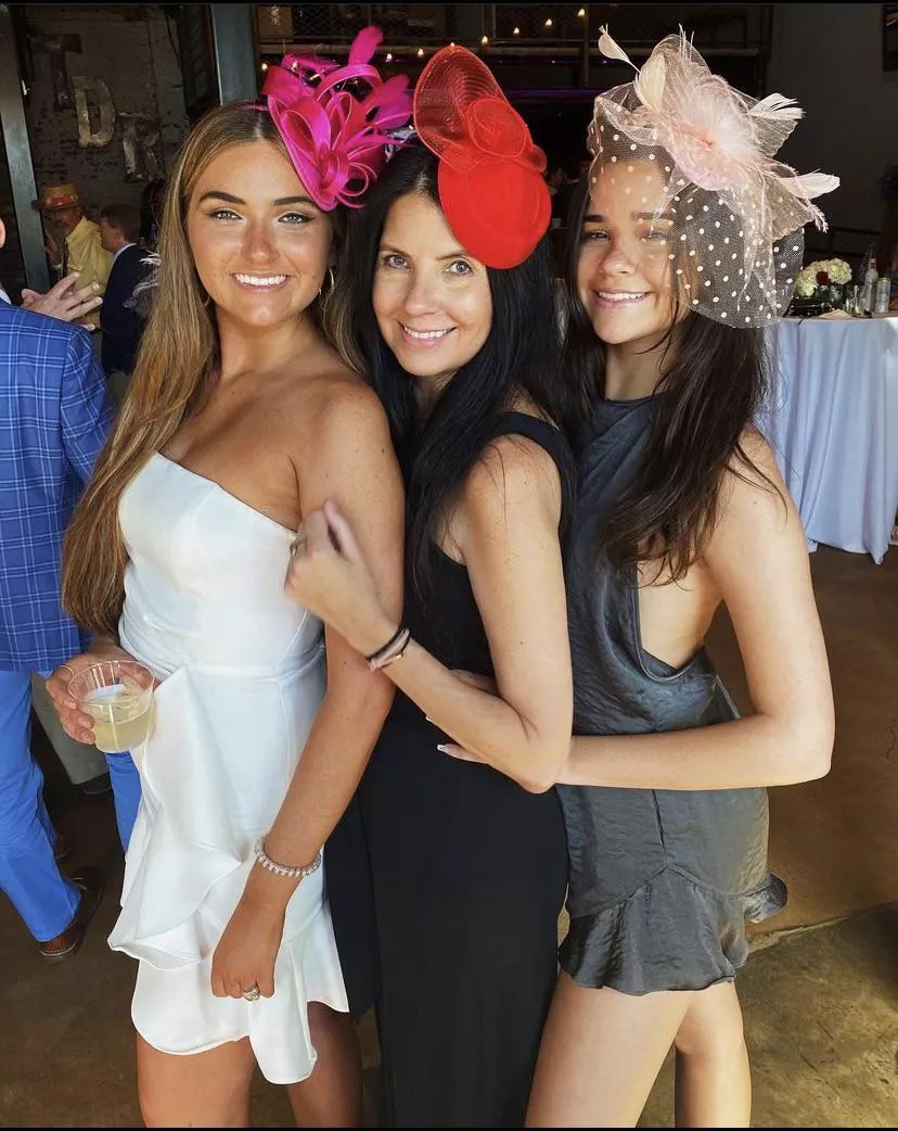 Mom and daughters🤤
