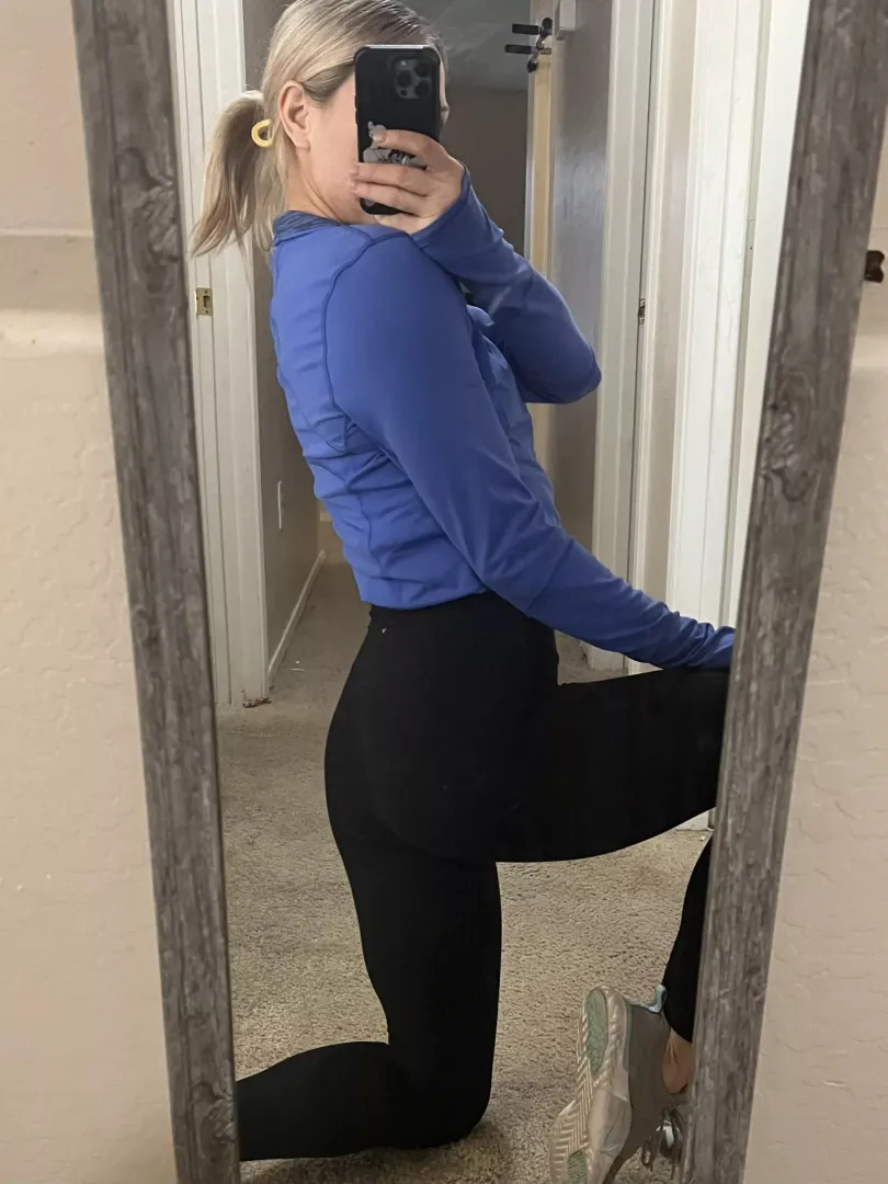 Mom of 3 in leggings 😊