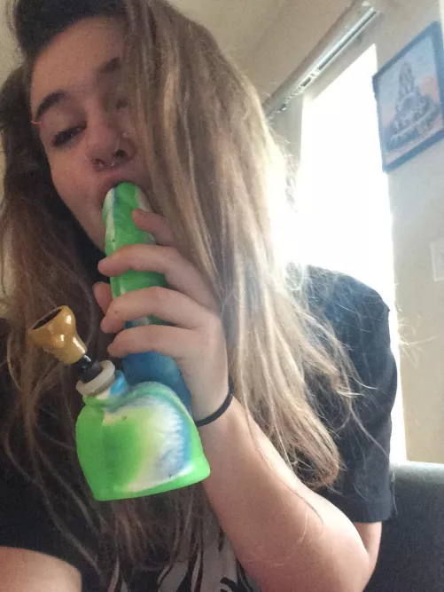 Morning you stupid stoner sluts (; 19f