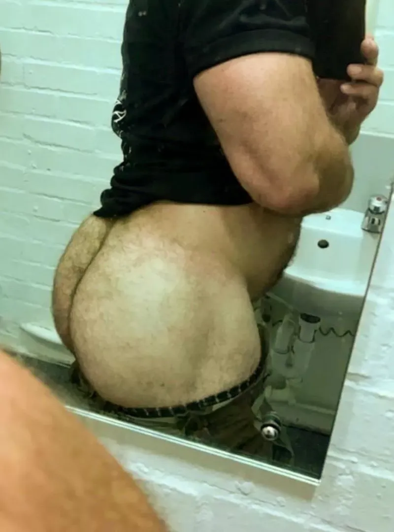 Musky sweaty post leg day ass in the locker room