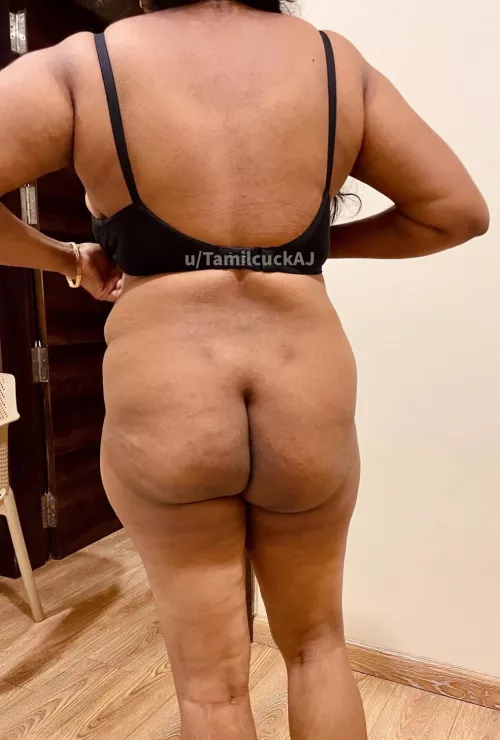 [M]Wife’s A🍑. Tell me what would you do?😜.