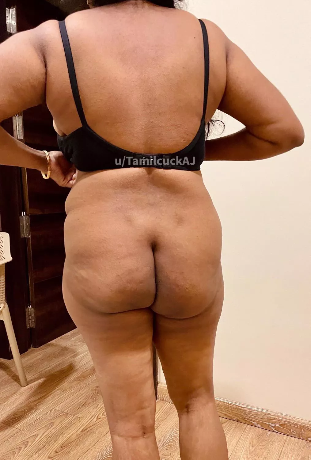 [M]Wife’s A🍑. Tell me what would you do?😜.