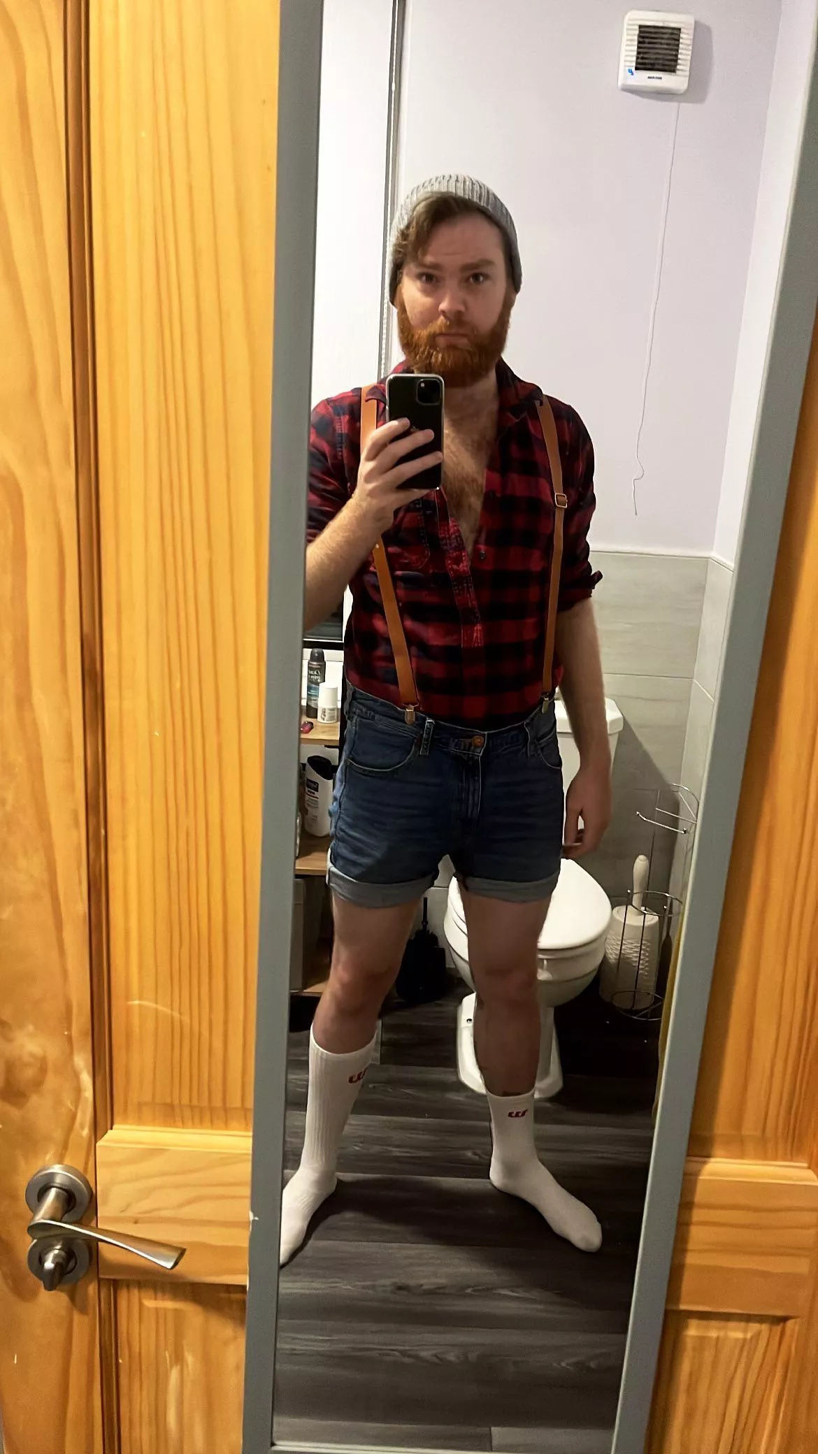 My aggressively low effort lumberjack costume for Halloween!