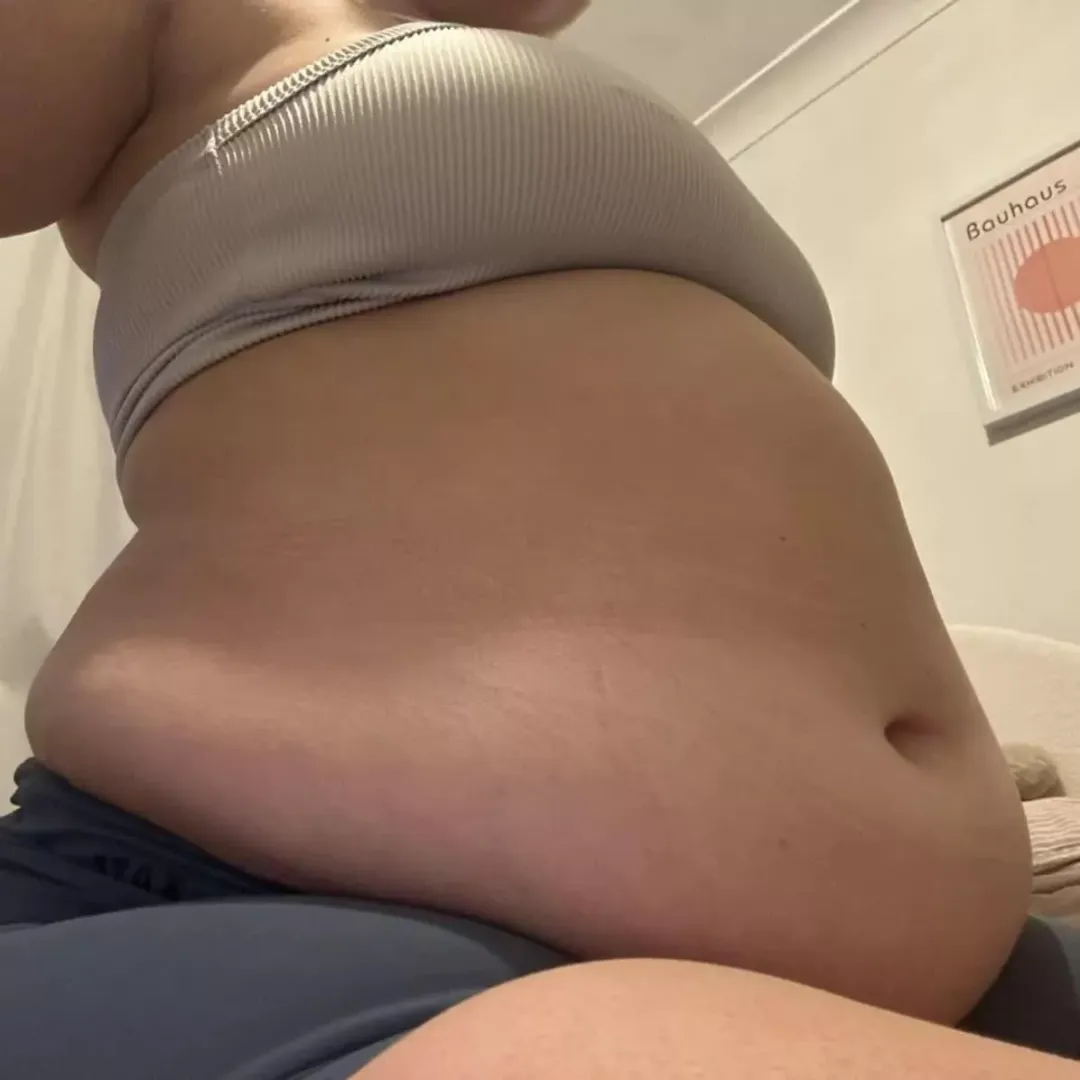 My belly is very stretched, it really wants to be filled🤤😍