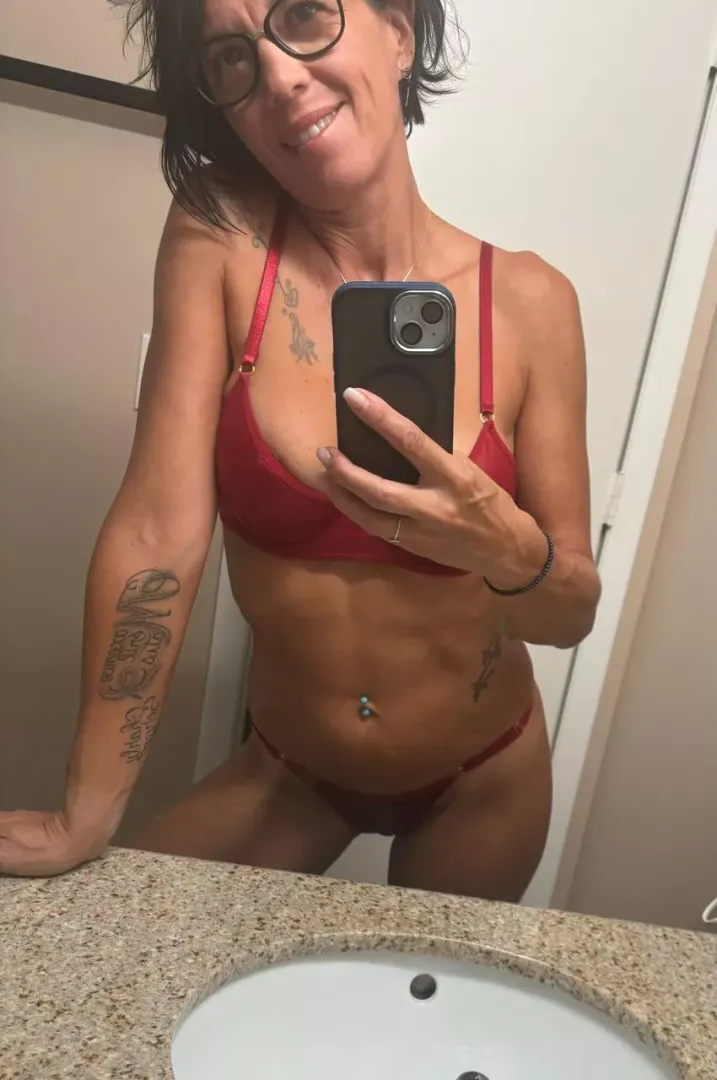 My body isn't 100% perfect, I have little flaws, but someone told me to post on here so I'm giving it a shot! [MILF]