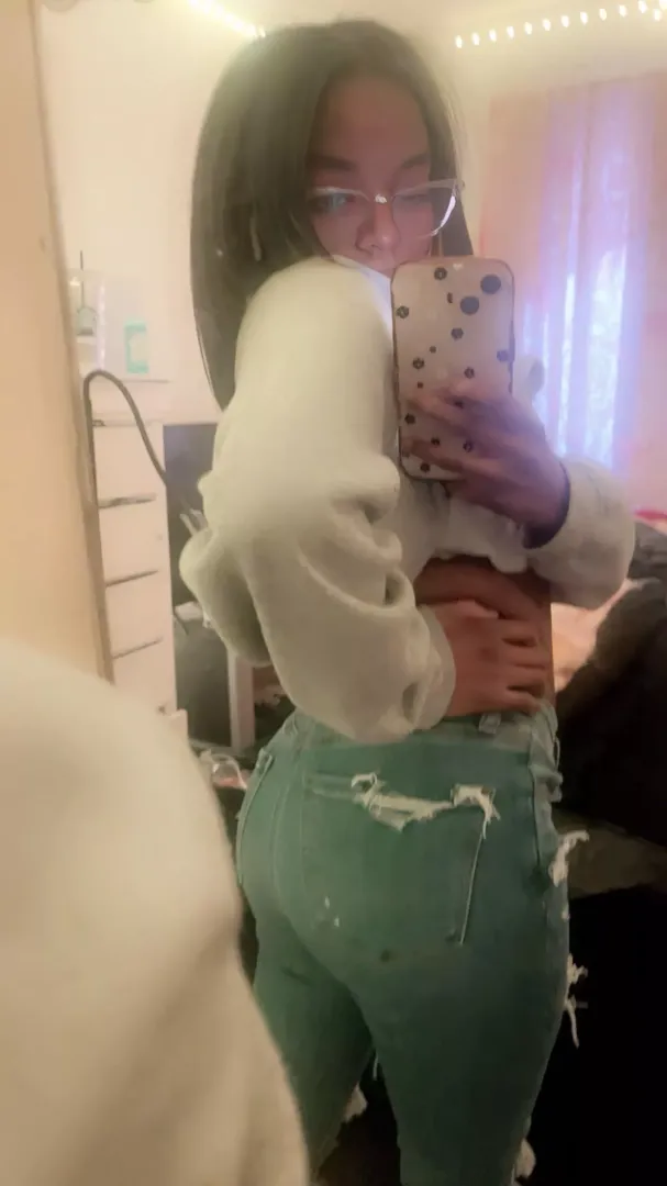 My booty in these jeans tho💁🏾‍♀️