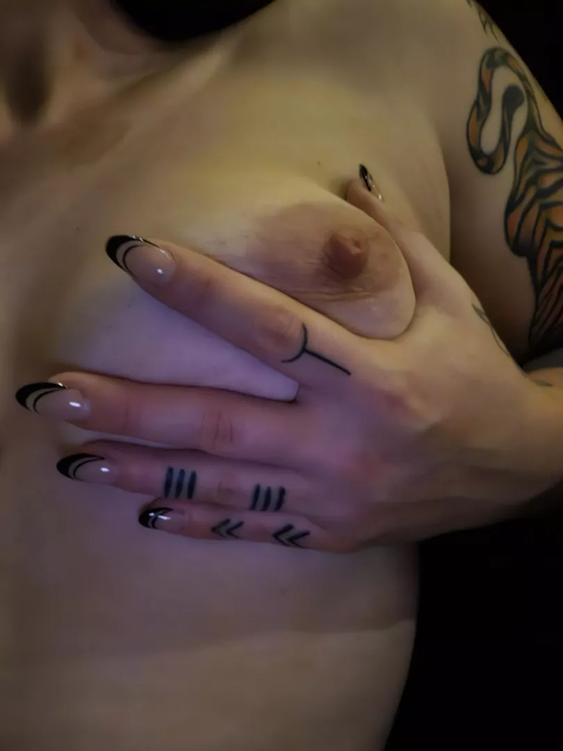 My claws are so shiny! 🖤
