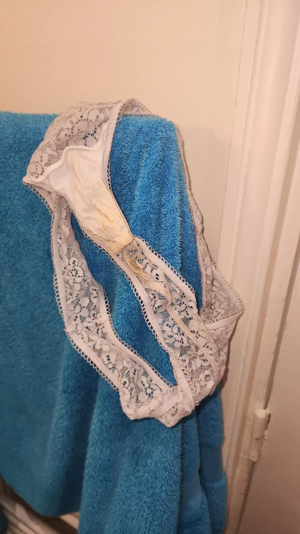 my cousin will be staying and sharing my bathroom for a few months, she's been leaving those everytime she showers I'm so lucky 🤤 I think she's been wearing those a few days should I nut in them and see what she does? 