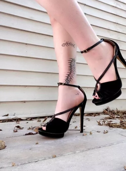 My cute toes popping out of the heels 😍😍