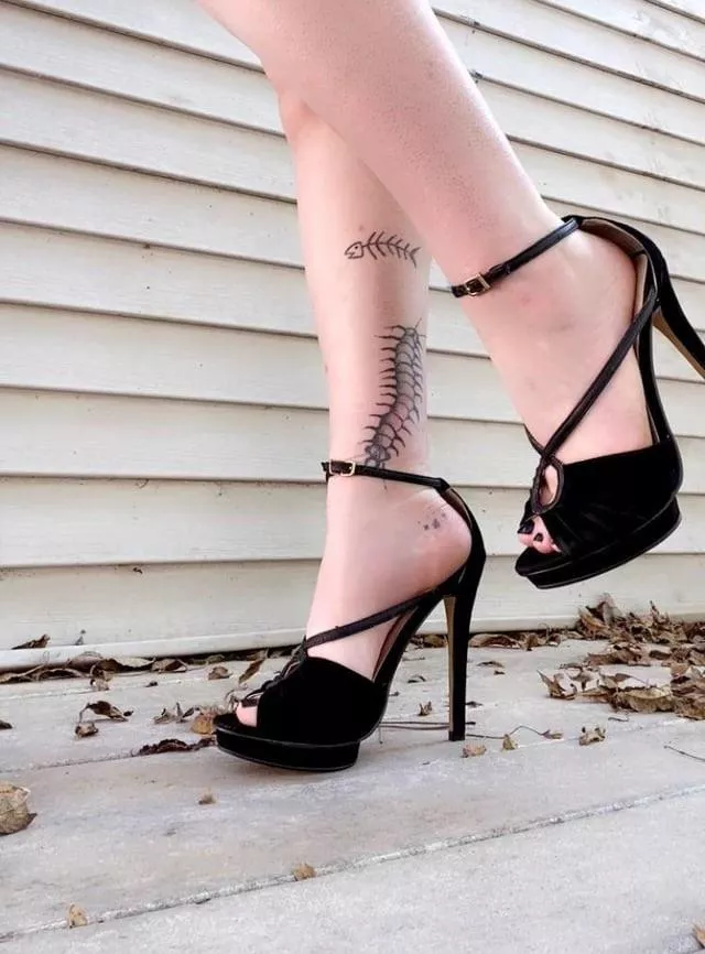 My cute toes popping out of the heels 😍😍