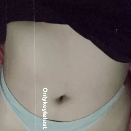 My deep Latina bellybutton 🥵