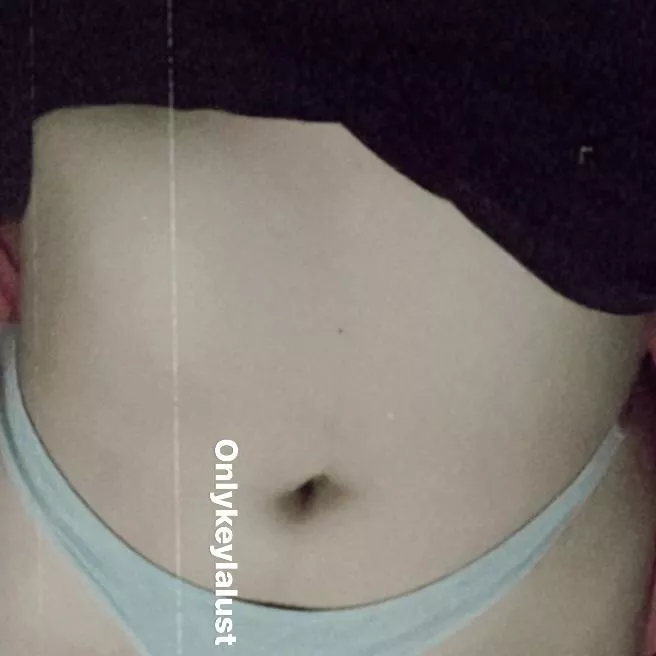 My deep Latina bellybutton 🥵