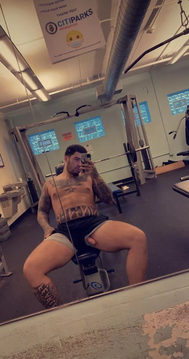 My dick slipped out at the gym 😈👃🏼