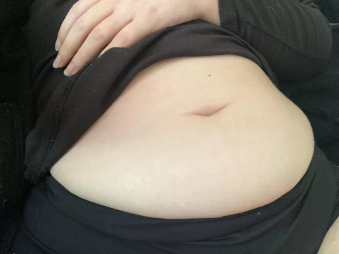 My empty belly looks so tiny here compared to my current bloated gut🤭