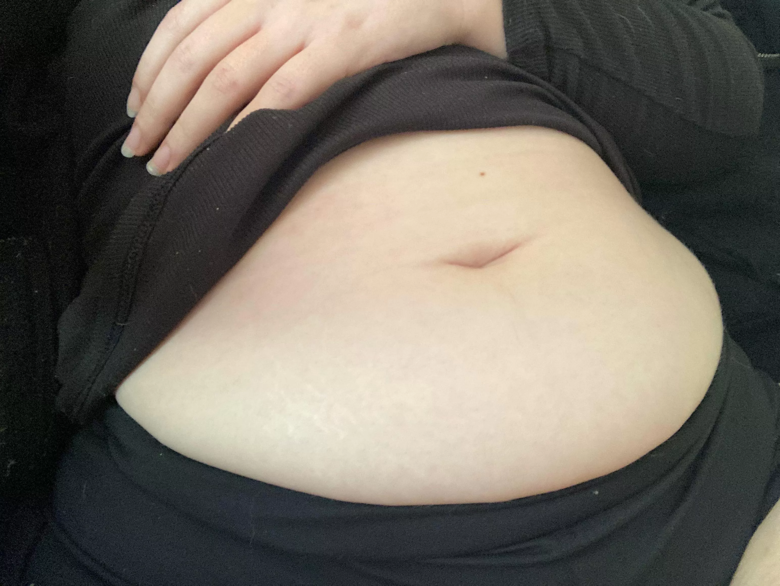 My empty belly looks so tiny here compared to my current bloated gut🤭