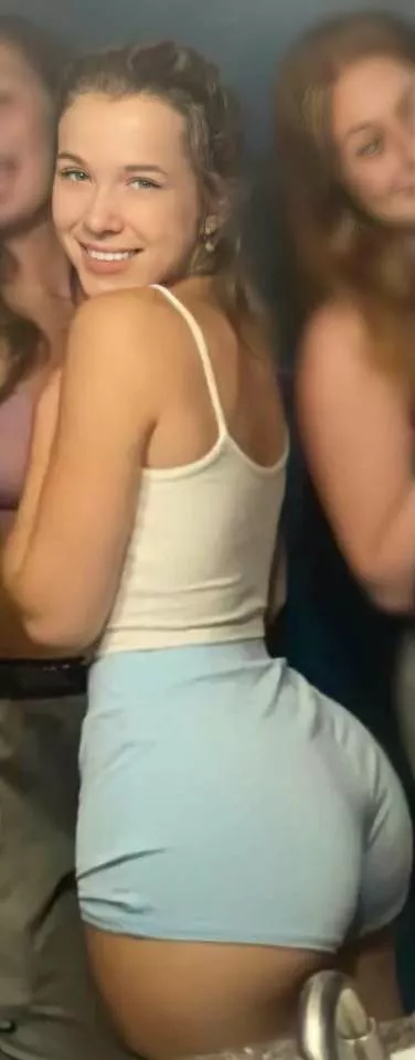 My fat ass pawg sis needs a bbc on it (kik is buzzword1234)