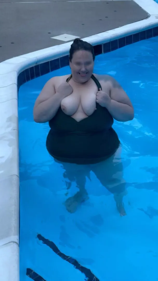 My first public pool flash with other people around. I enjoyed it a lot! 😏