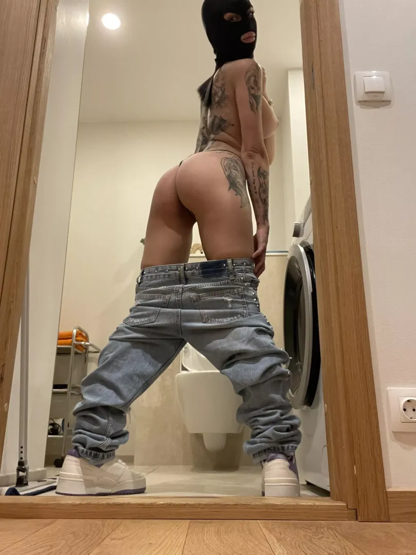 My friend catch me in her boyfriend home 🫢
