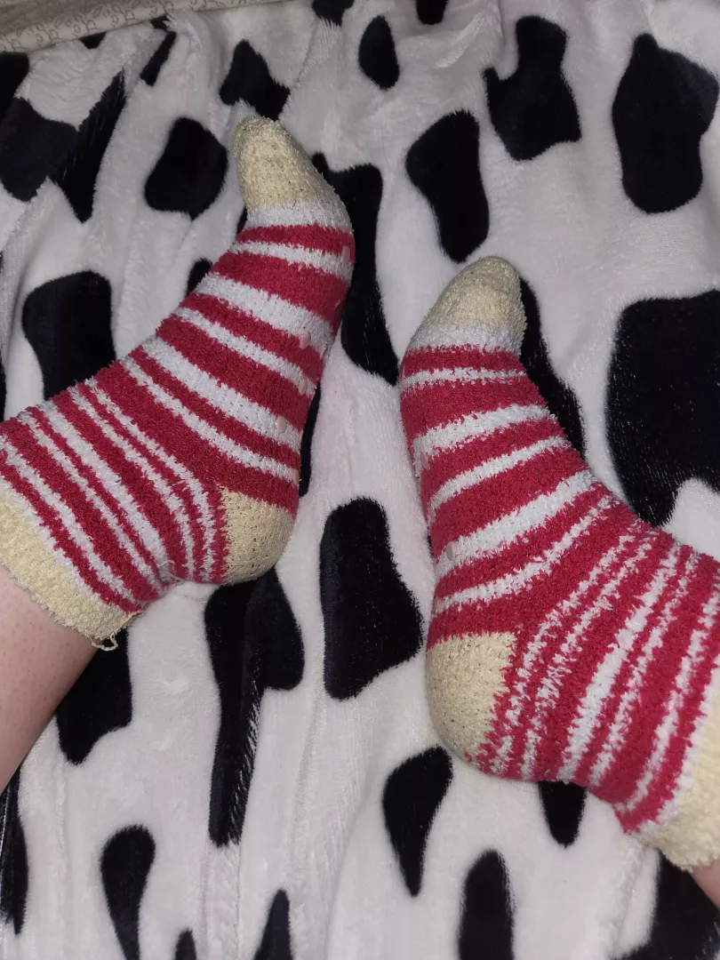 my fuzzy socks get so sweaty, bet you'd love them shoved in your face (f)