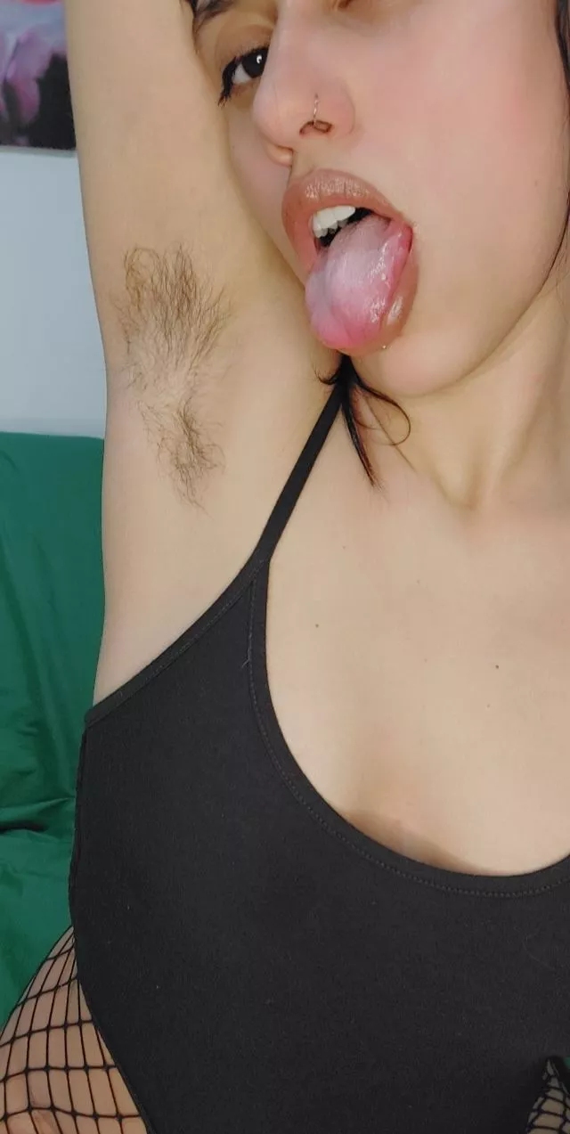 my hairy armpits make me feel very feminine and beautiful