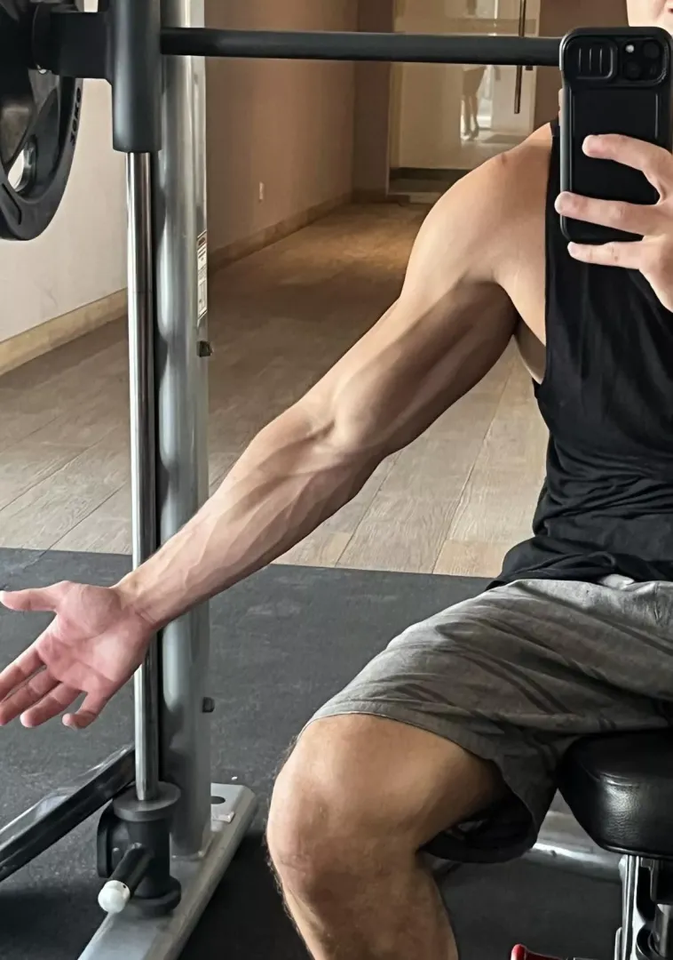 My huge + veiny forearms want to grip you TIGHT 🫢🫢
