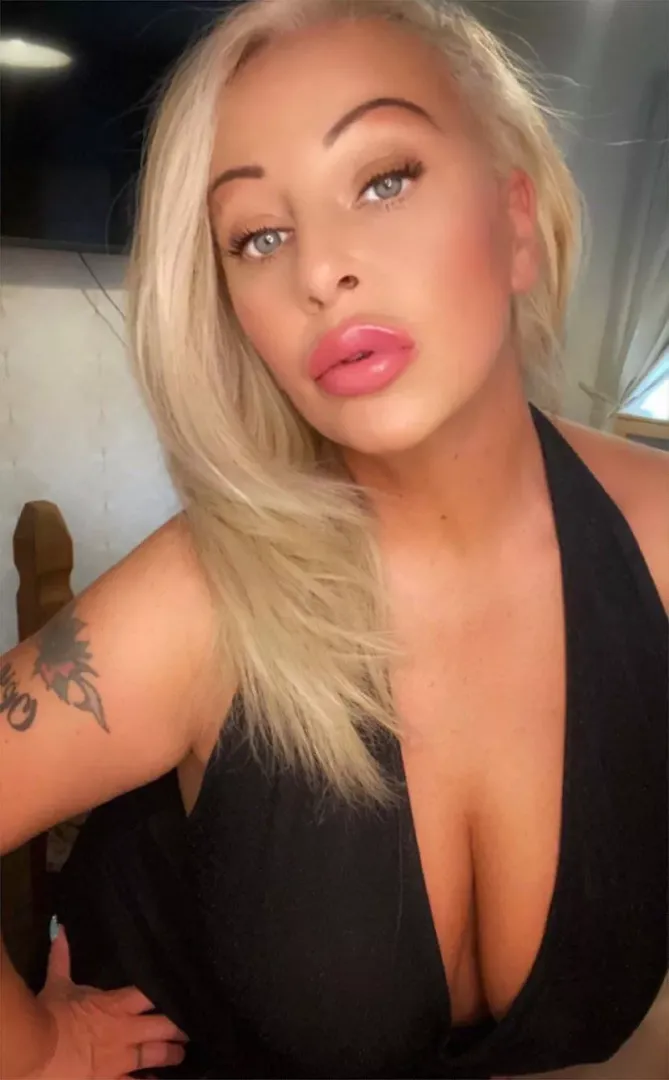 My lips need cock