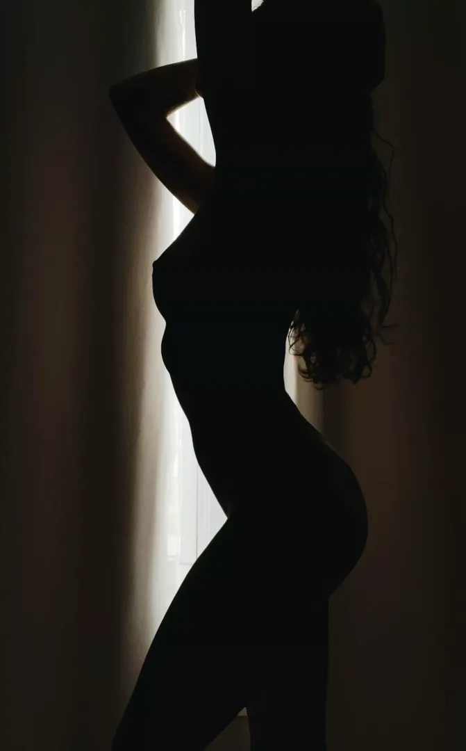My naked body is waiting for you in this gorgeous morning light… 🥵