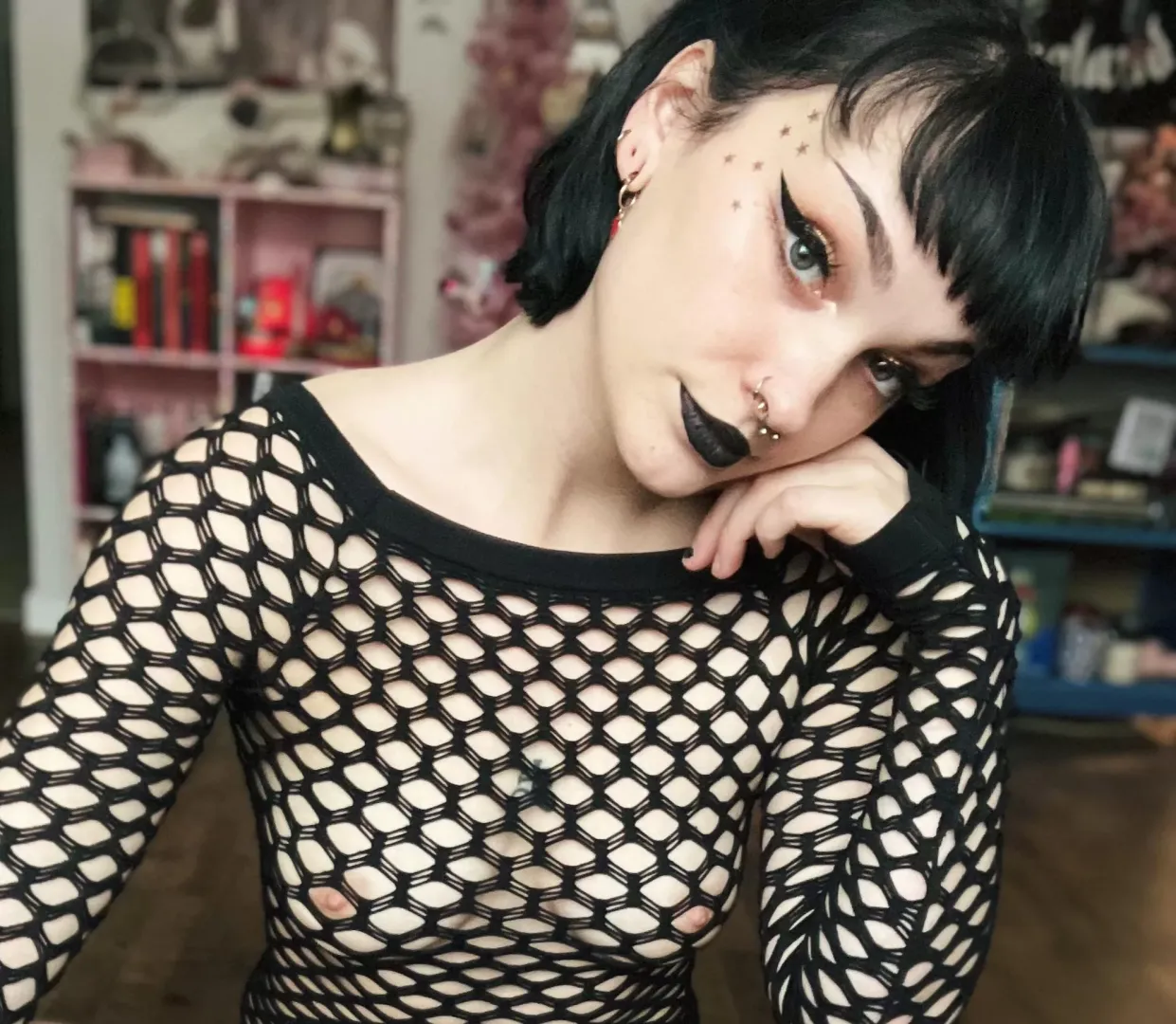 My nipples are so kissable in this shirt 😇 Don’t be shy, give them a taste 😍