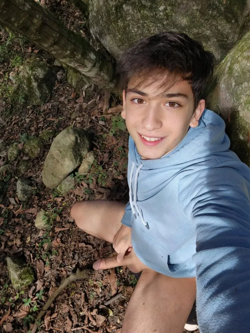 My second time jerking off outdoors in the park.... afraid that someone will discover me but it makes me harder 🥵 what do you think daddy? Did you like it? What do you do if you find me?