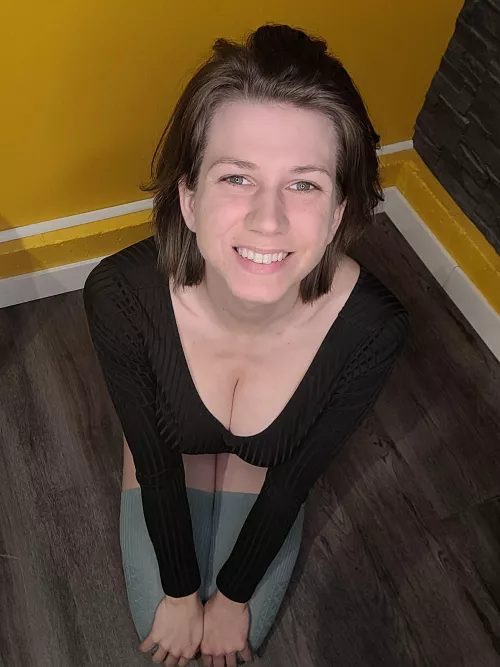 My short hair keeps my cleavage visible 😉