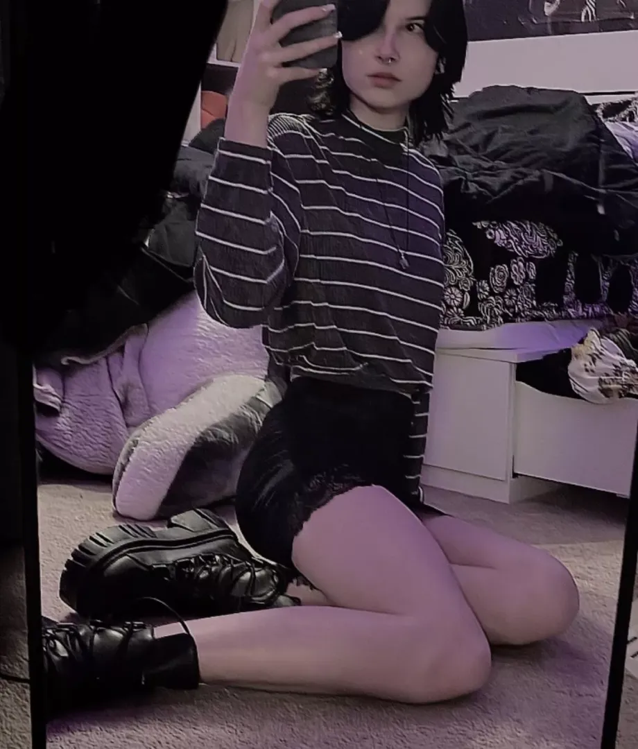 My sister was gonna get rid of this skirt so it only felt fair that someone took it lol