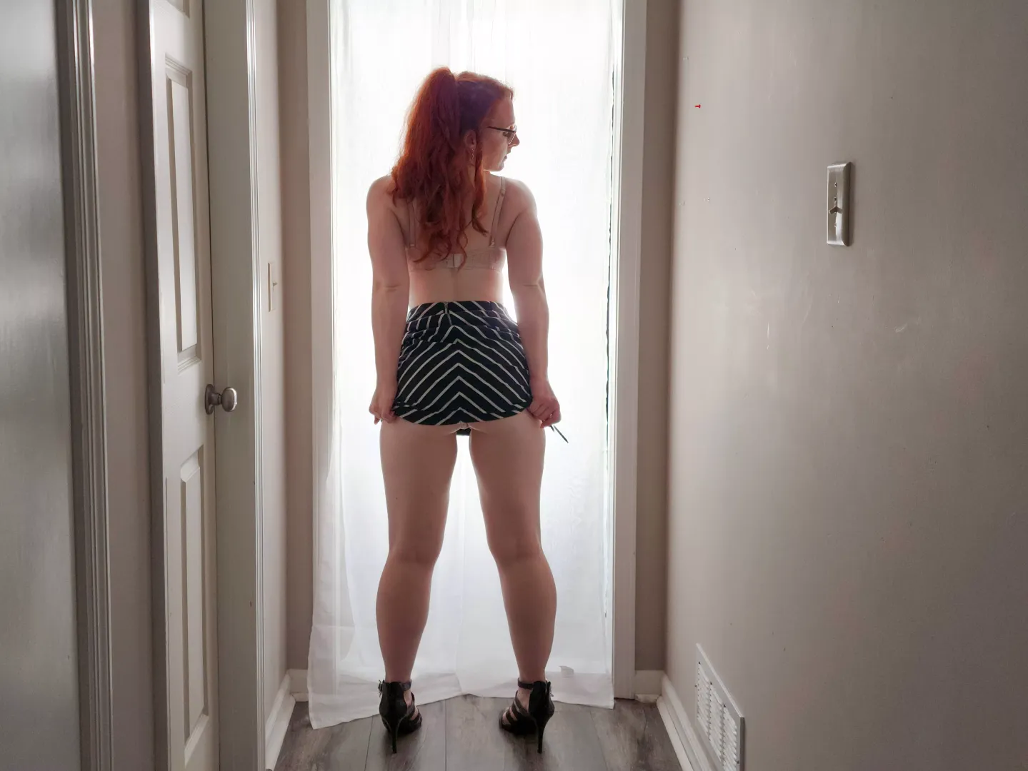 My skirt kept riding up in the office today 🍑😘