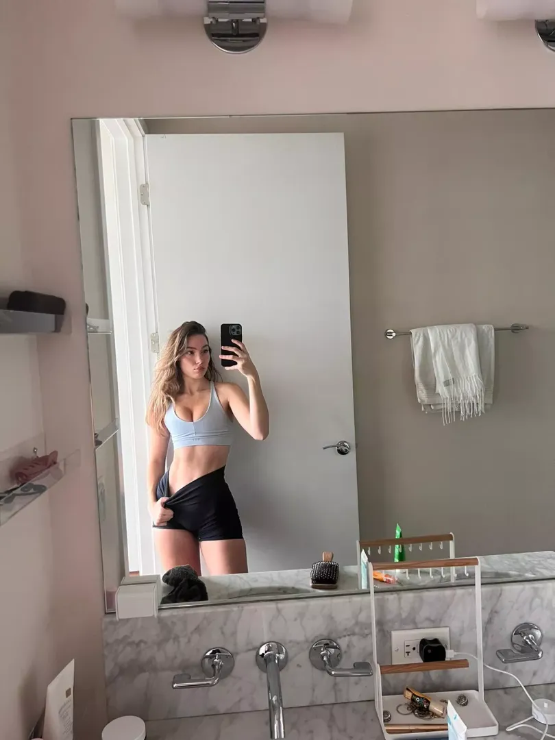 My workout shorts are a lil tight 🥵🥵