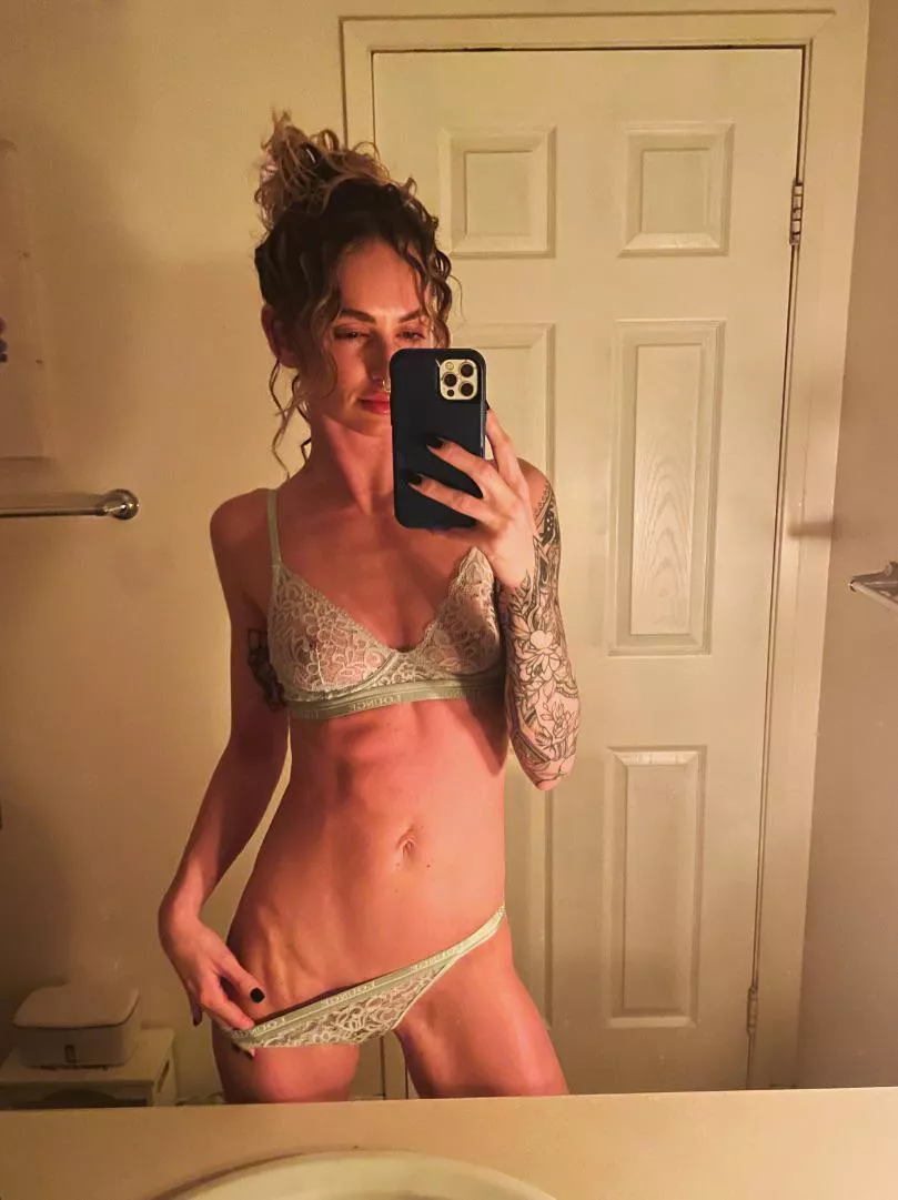 Nails match my sleeve 😈