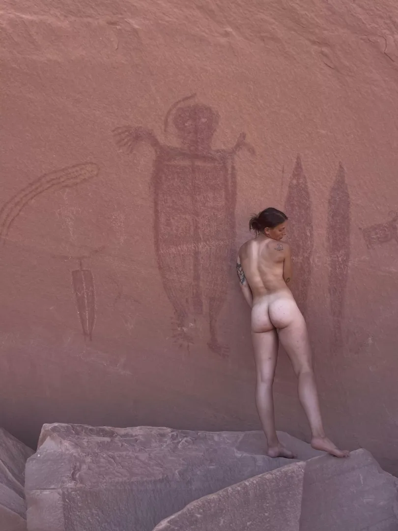 Naked with the petroglyphs 😋😈