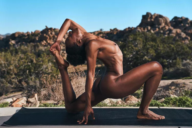 Naked yoga in Joshua Tree 🌵
