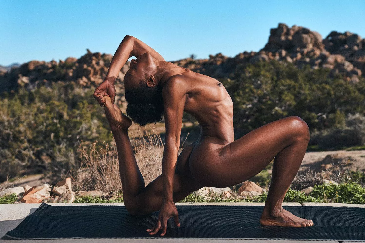 Naked yoga in Joshua Tree 🌵