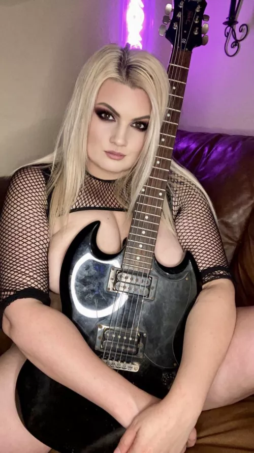 Natural DD’s on this blonde metalhead