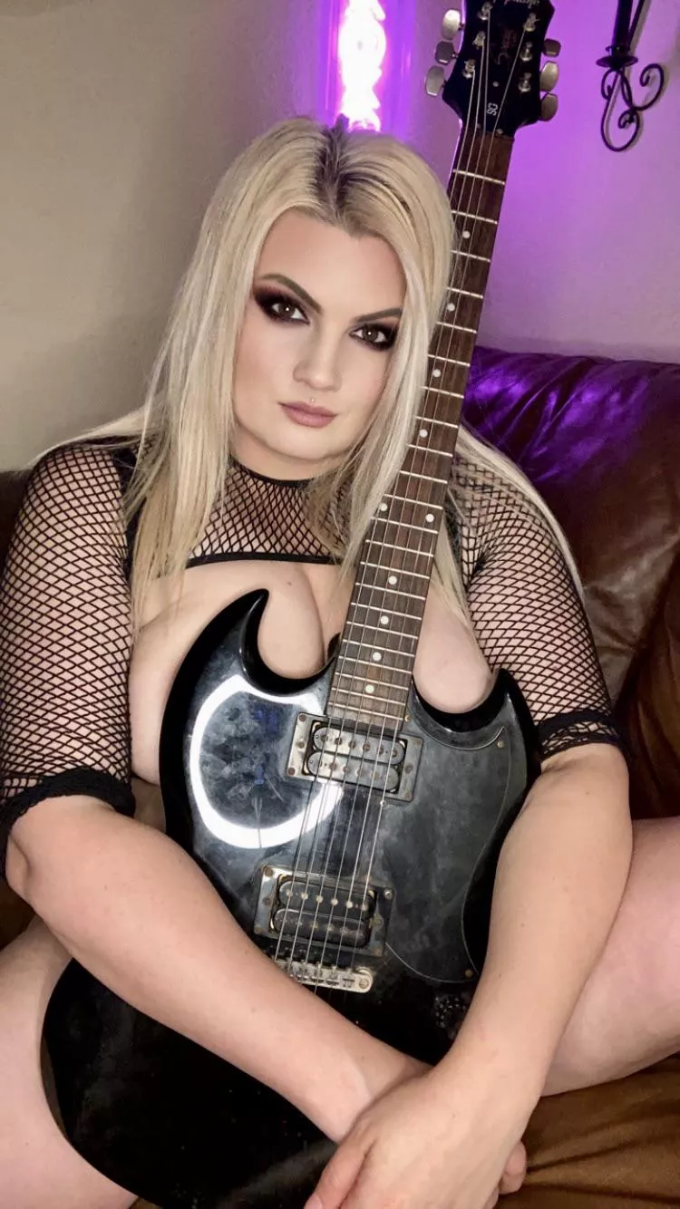 Natural DD’s on this blonde metalhead