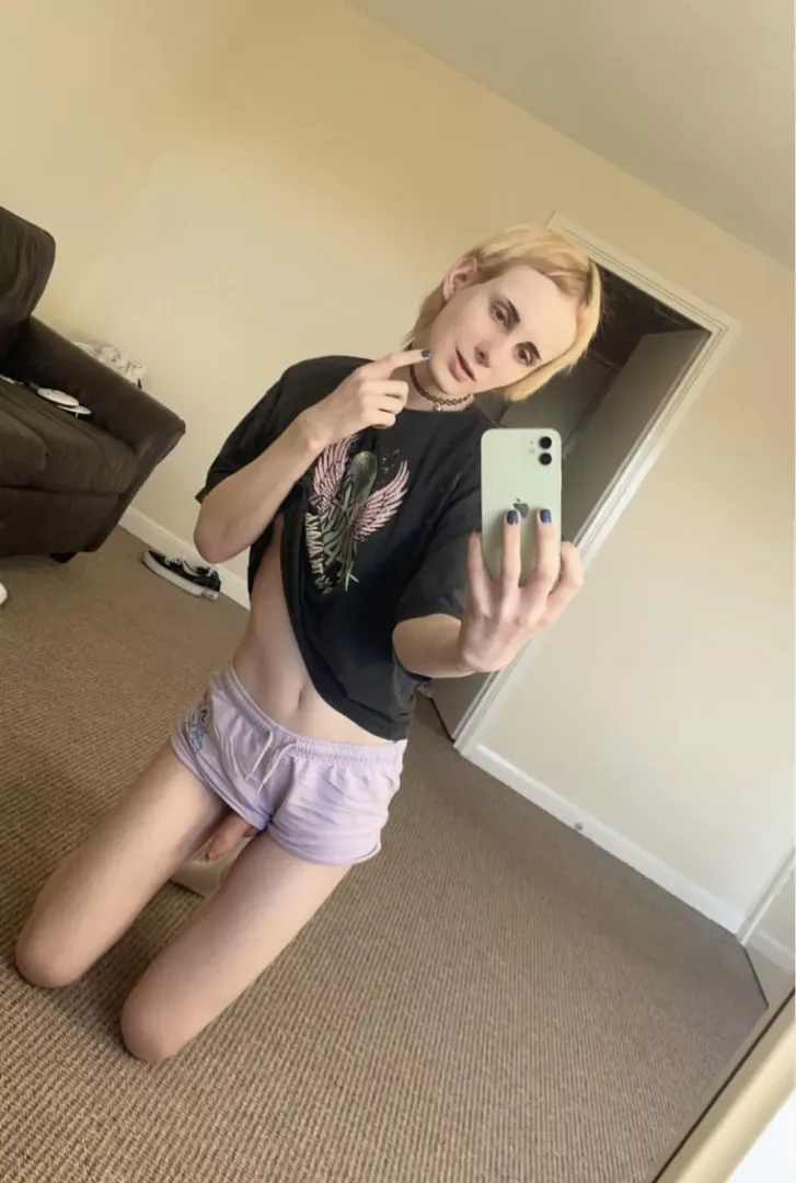 Need a big strong daddy to suck me 🥰
