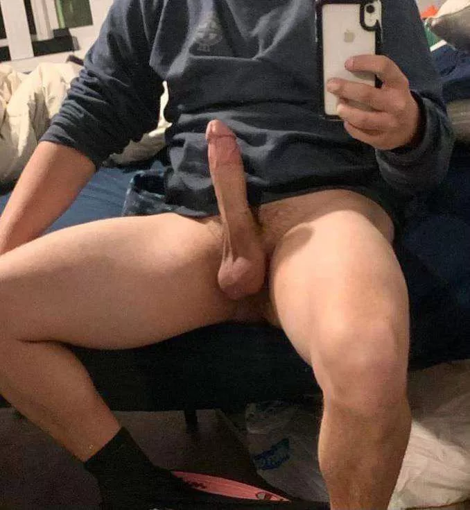 Need a slutty bi couple to worship this dick😈