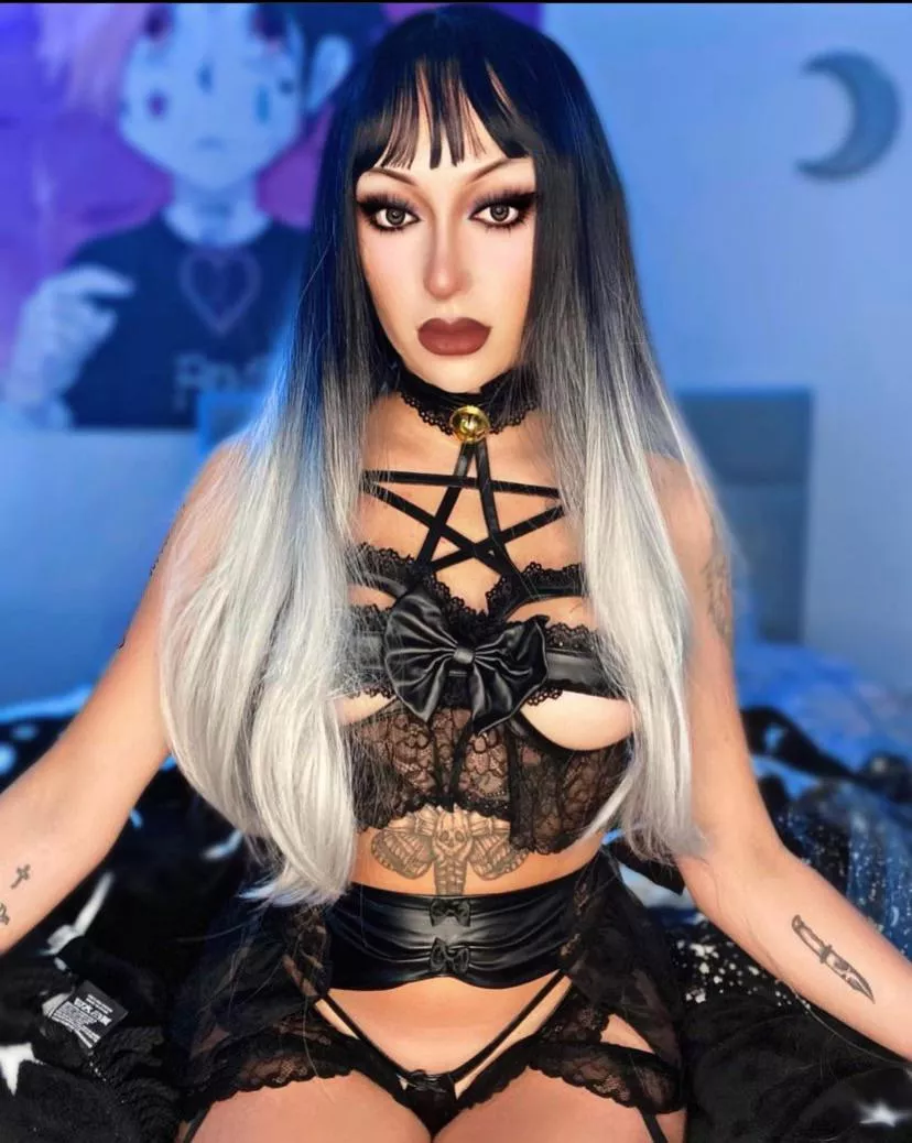 Need more hot outfits like this one