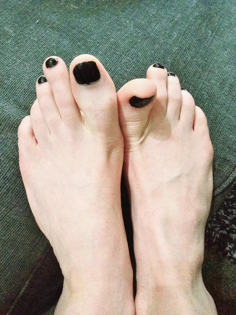 needing some love tonight, my toes, feet, and soles are yours ❤️
