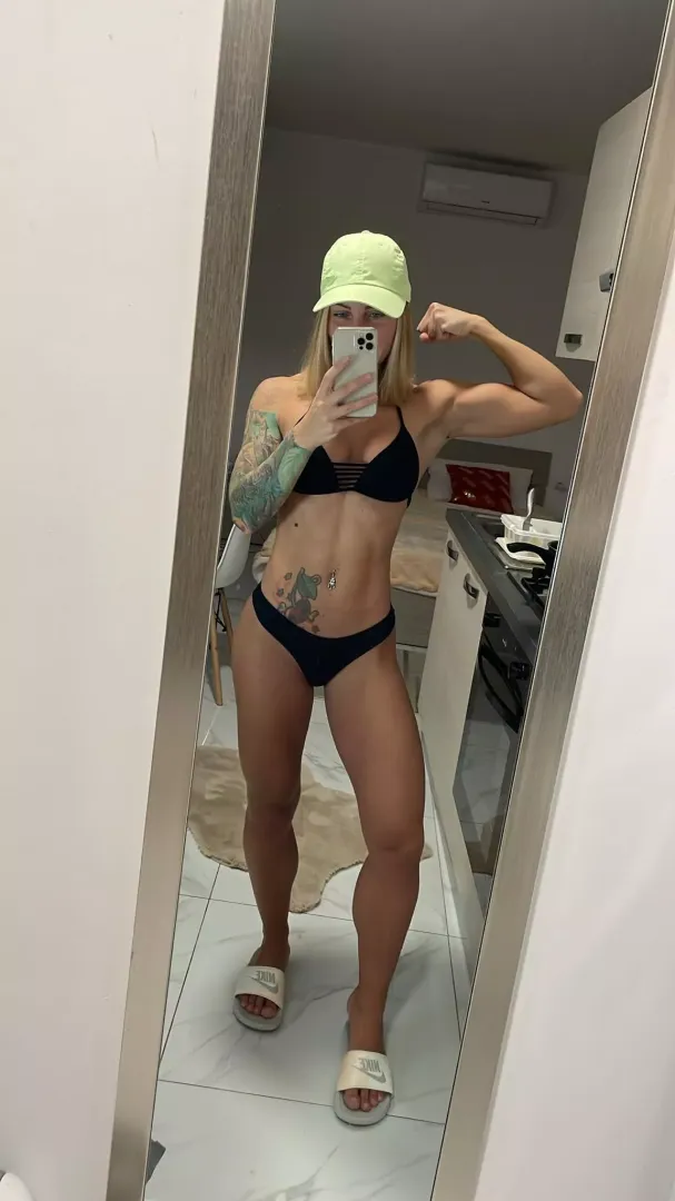 New bikini + biceps check 😋