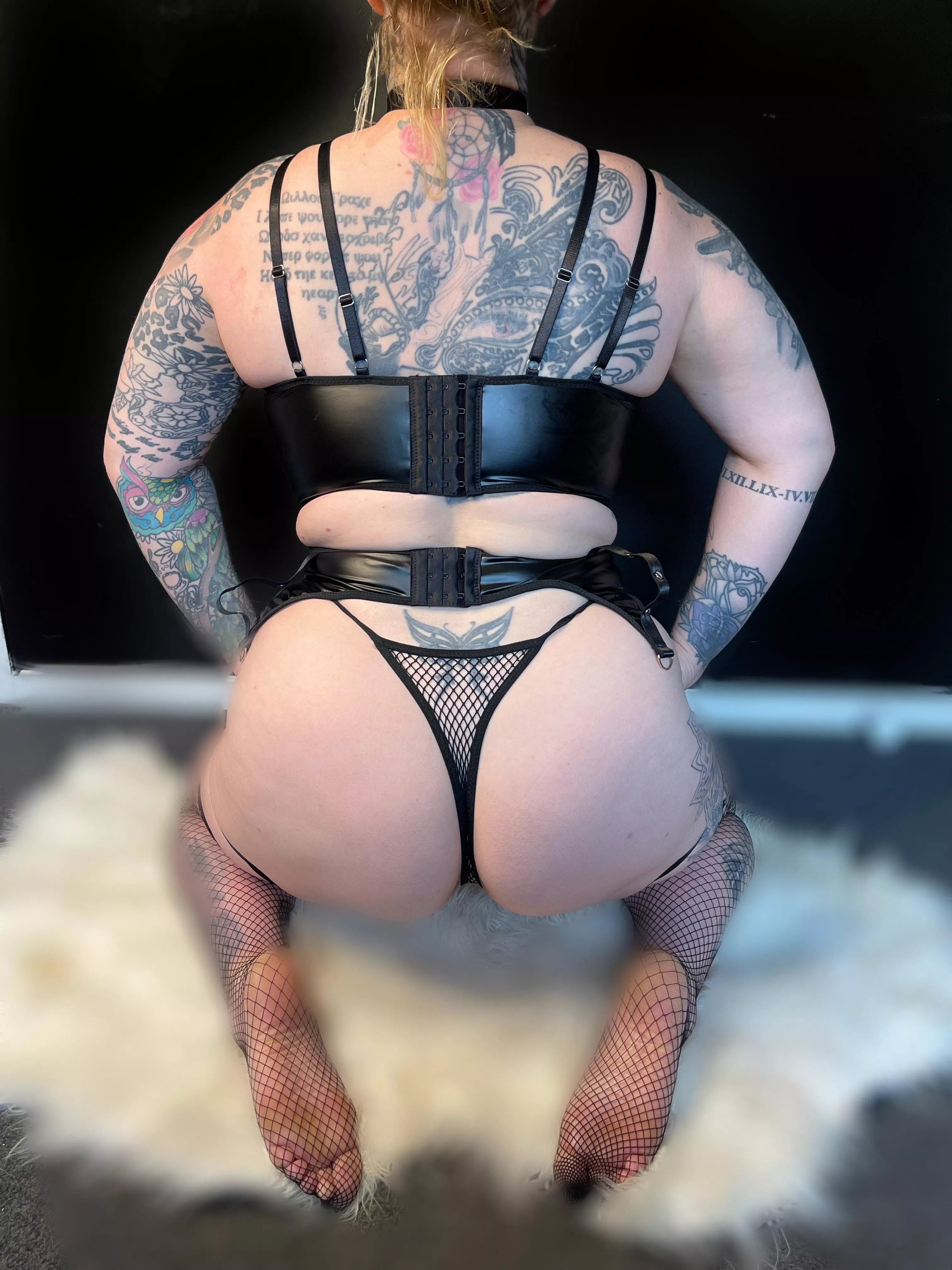 New gurl on the block. Love been told what to do😉 help me show of this ass. Non-nude.