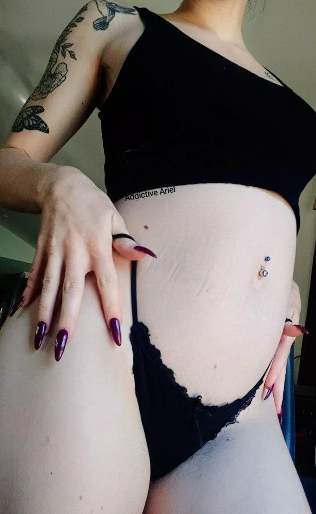 New Milf on the scene 💖 Tiny belly bump pic at 17 weeks, 18 weeks today tho 1😋